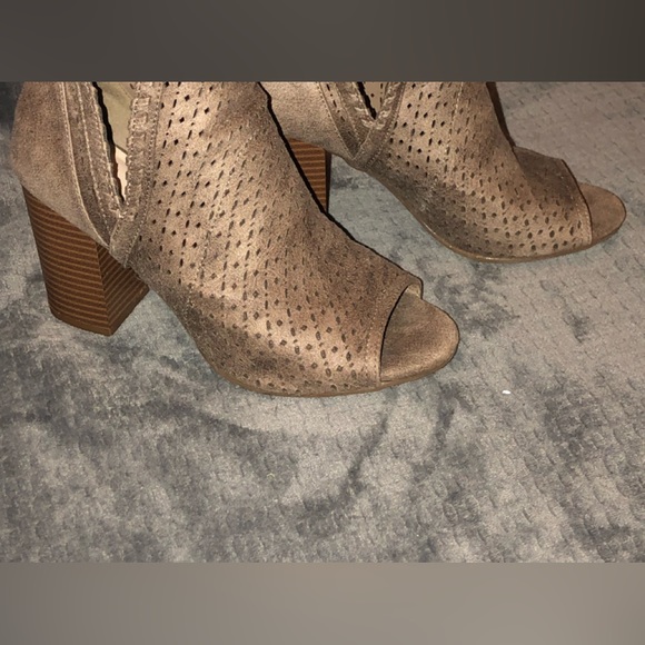 Cute Fergie heels for sale! Worn about 5 times, still in good condition!